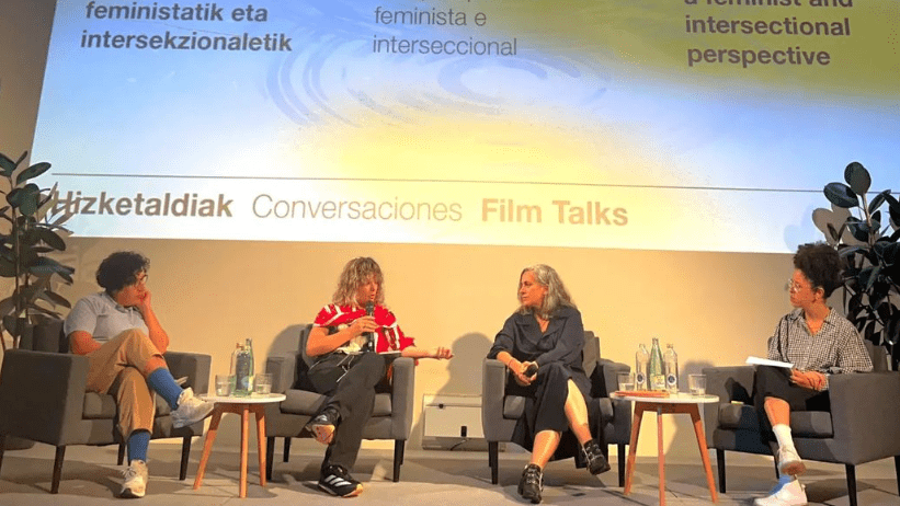 La productoras Beli Martinez, Inés Nofuentes y Lara Izaguirre en una mesa redonda sobre producción feminista moderada por Salima Jirari, consultora en diversidad.