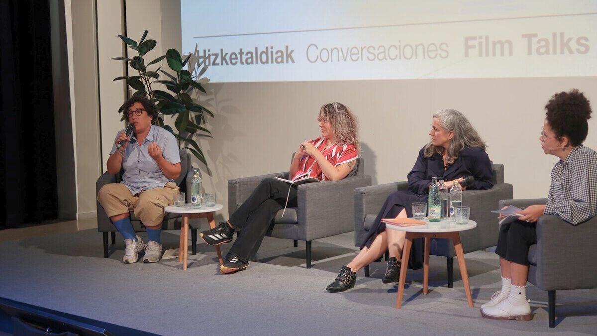 La productoras Beli Martinez, Inés Nofuentes y Lara Izaguirre en una mesa redonda sobre producción feminista moderada por Salima Jirari, consultora en diversidad.