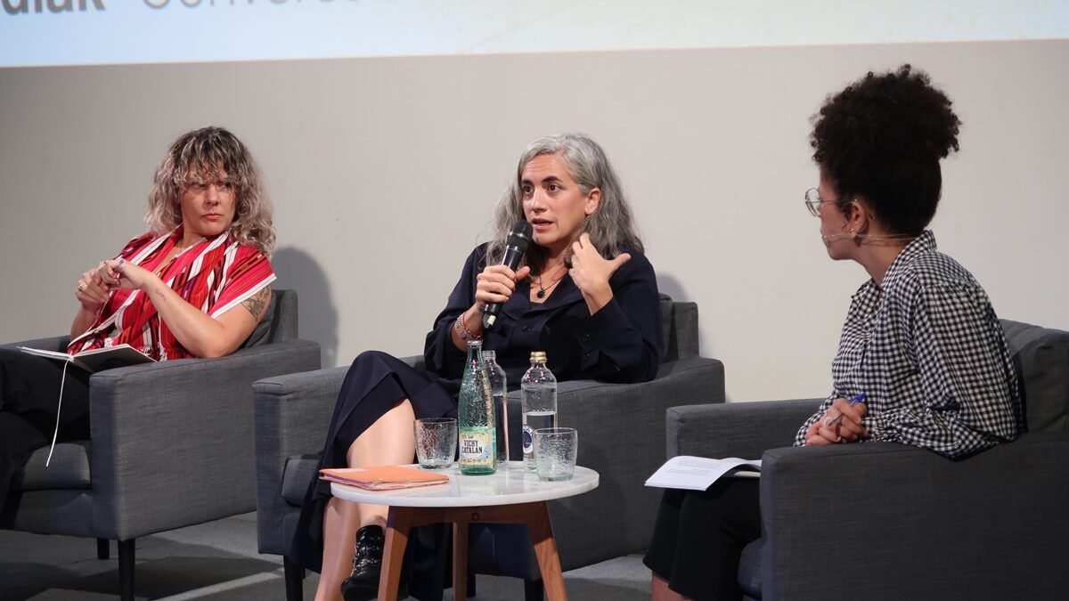 La productoras Inés Nofuentes y Lara Izaguirre en una mesa redonda sobre producción feminista moderada por Salima Jirari, consultora en diversidad.