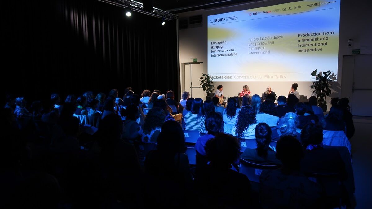 La productoras Beli Martinez, Inés Nofuentes y Lara Izaguirre en una mesa redonda sobre producción feminista moderada por Salima Jirari, consultora en diversidad.